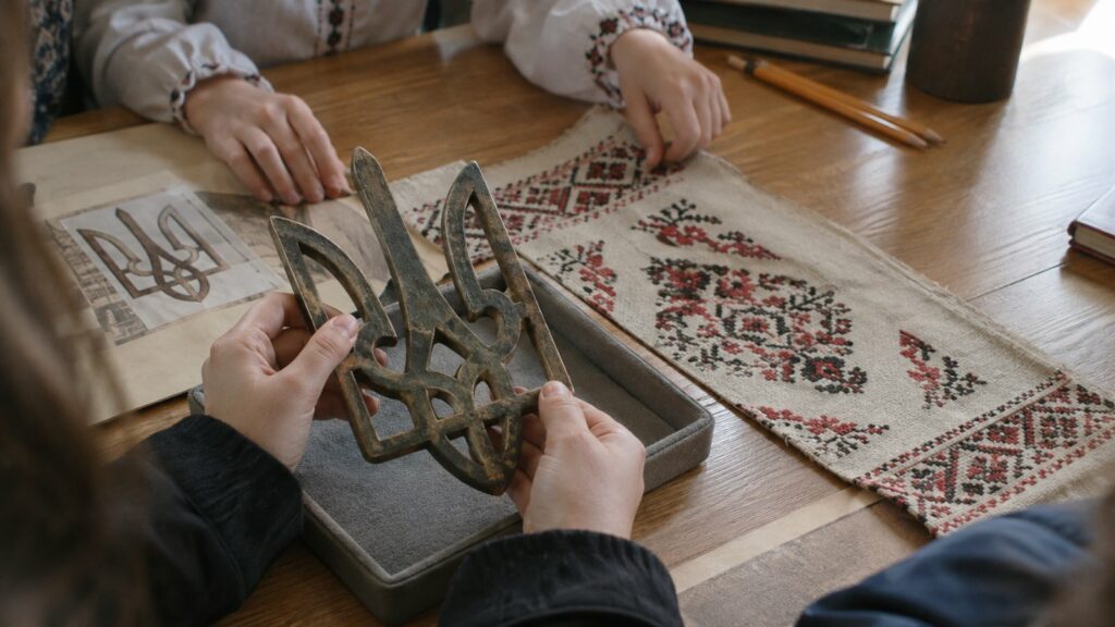 Symboles ukrainiens à l’école — vue documentaire
